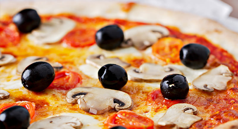 Pizza di kamut ai funghi portobello e olive