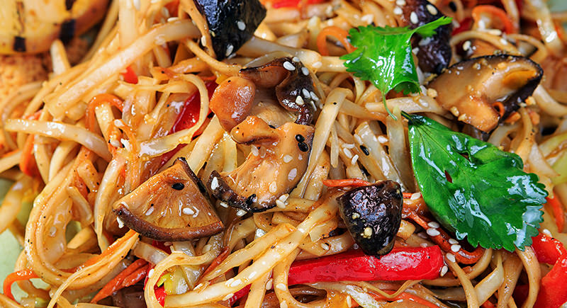 Spaghetti piccanti con funghi pioppini e prezzemolo