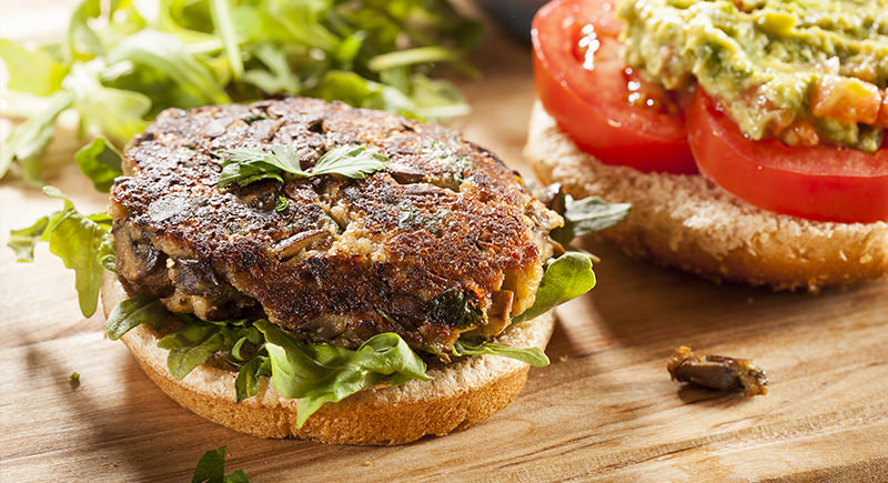 Veg burger di tofu e funghi con pane di mais