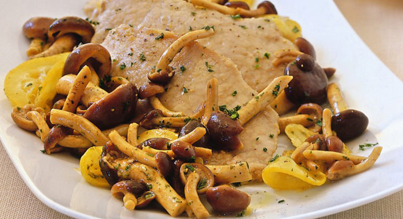 Scaloppine ai funghi pioppini, noci e salvia