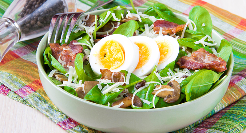 Funghi champignon in insalata con spinaci e uova sode