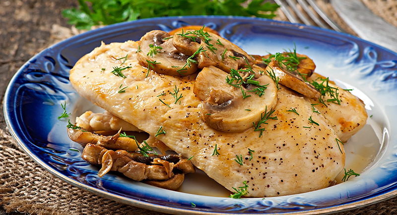 Scaloppine di pollo e funghi champignon