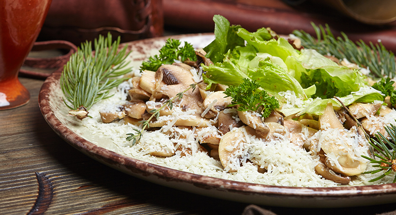 Insalata di funghi champignon crudi e grana