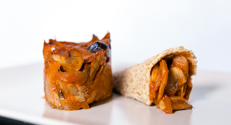 Pane nero con cipolla all'aceto di mele e funghi misti