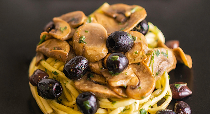 Spaghetti alla chitarra con champignon, olive nere, olive taggiasche prezzemolo