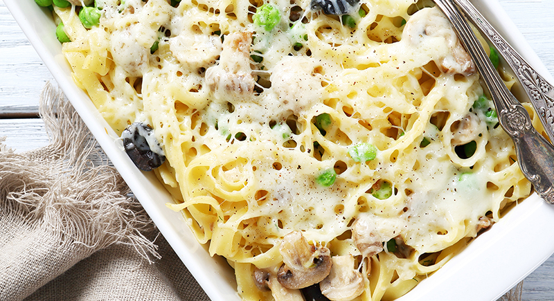 Tagliatelle con funghi pioppini piselli e fesa di tacchino