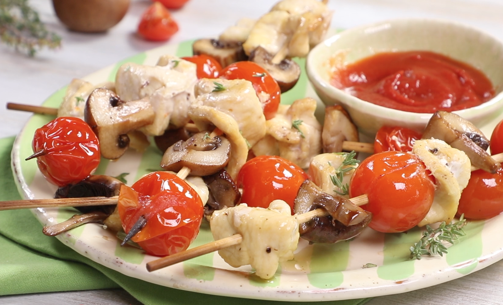 Spiedini con pollo, pomodorini e fungo Prataiolo Crema