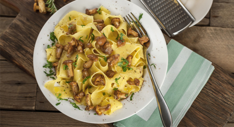 Pappardelle alla carbonara con funghi pioppini e fontina