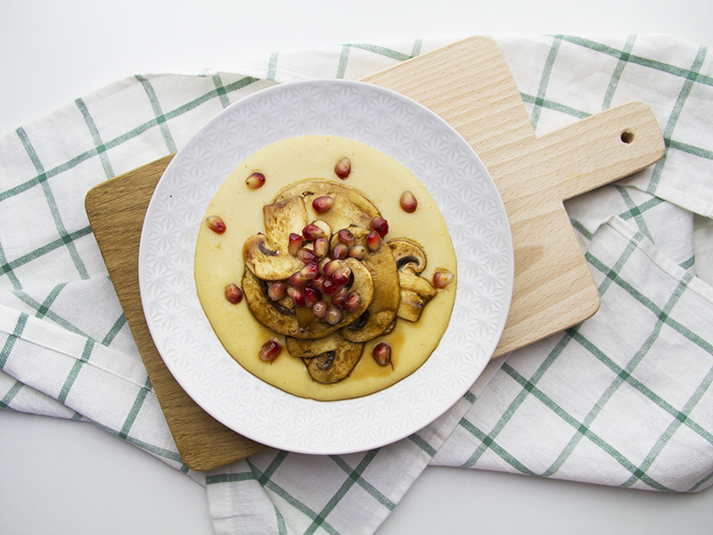 Carpaccio di funghi con melagrana su crema di patate