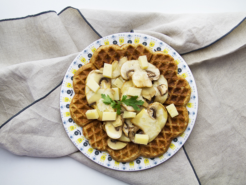 Carpaccio di funghi ed emmenthal su waffle integrale