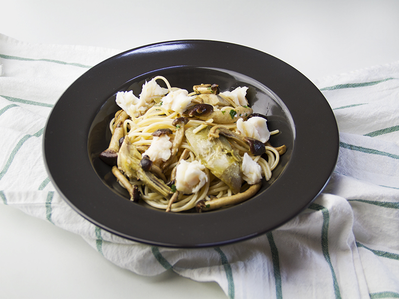 Pasta carciofi e funghi con bocconcini di merluzzo