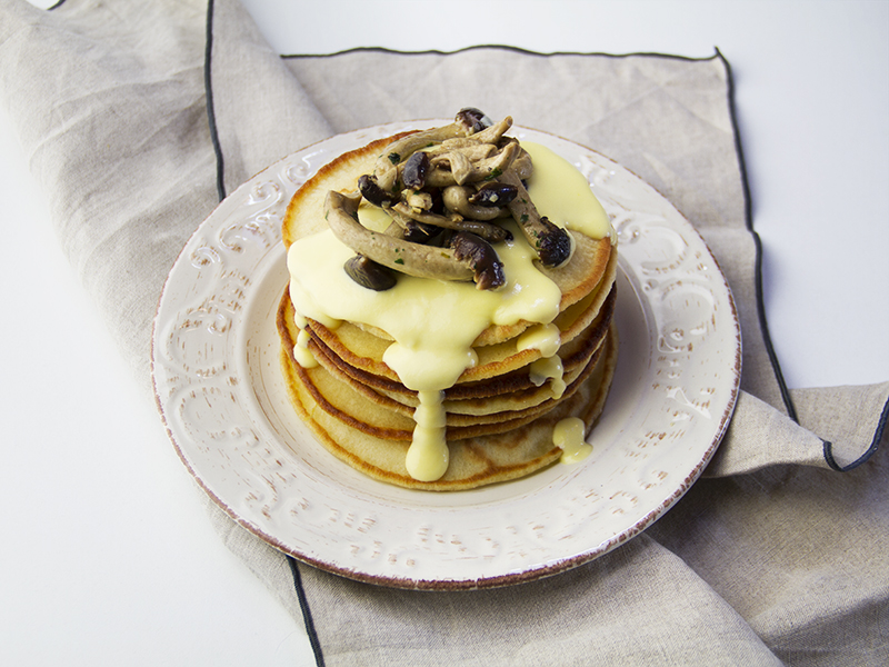 Funghi trifolati su pancakes con fonduta