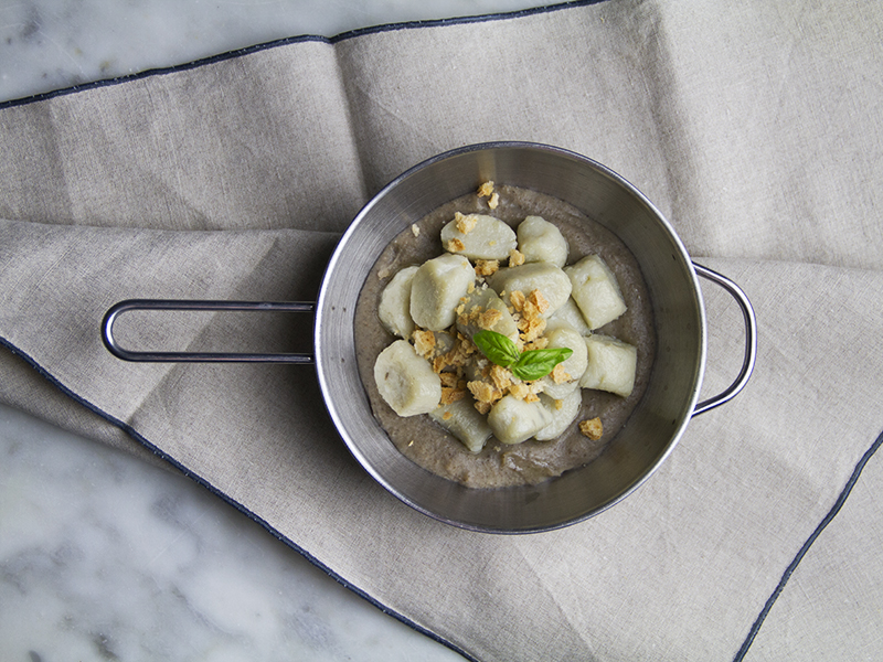 Crema di funghi vegan con gnocchi di patate dolci e briciole di pane