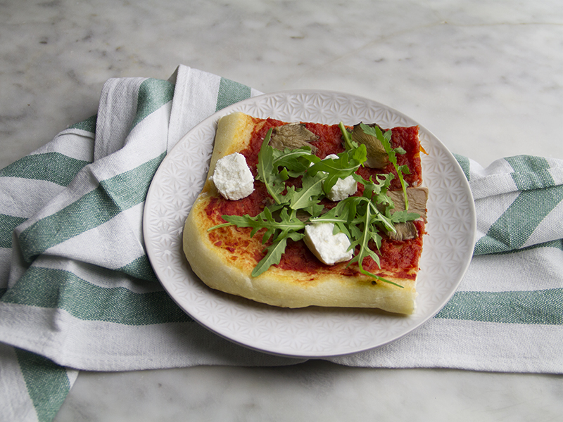 Pizza in teglia con funghi, formaggio di capra e rucola