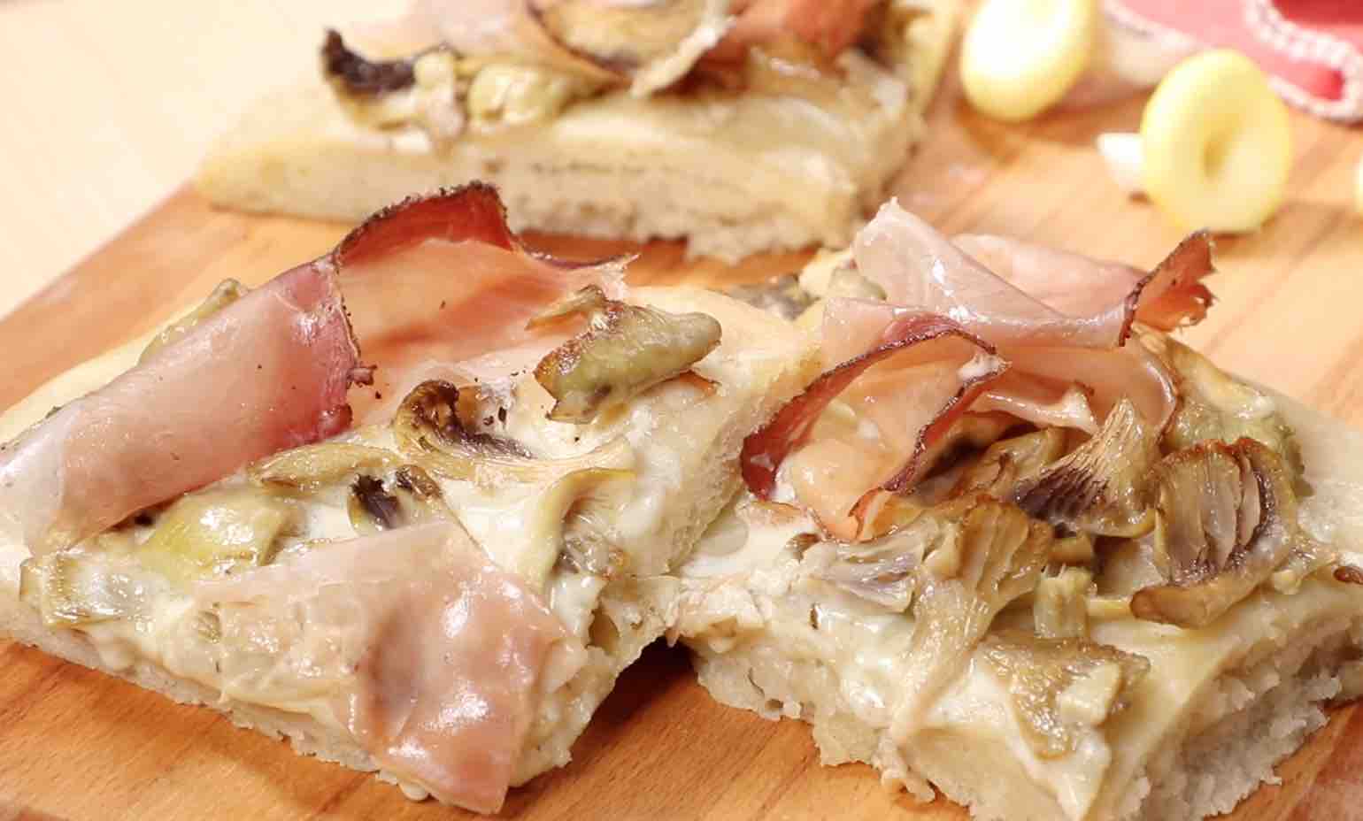 Pizza ai funghi cornucopiae, speck e mascarpone