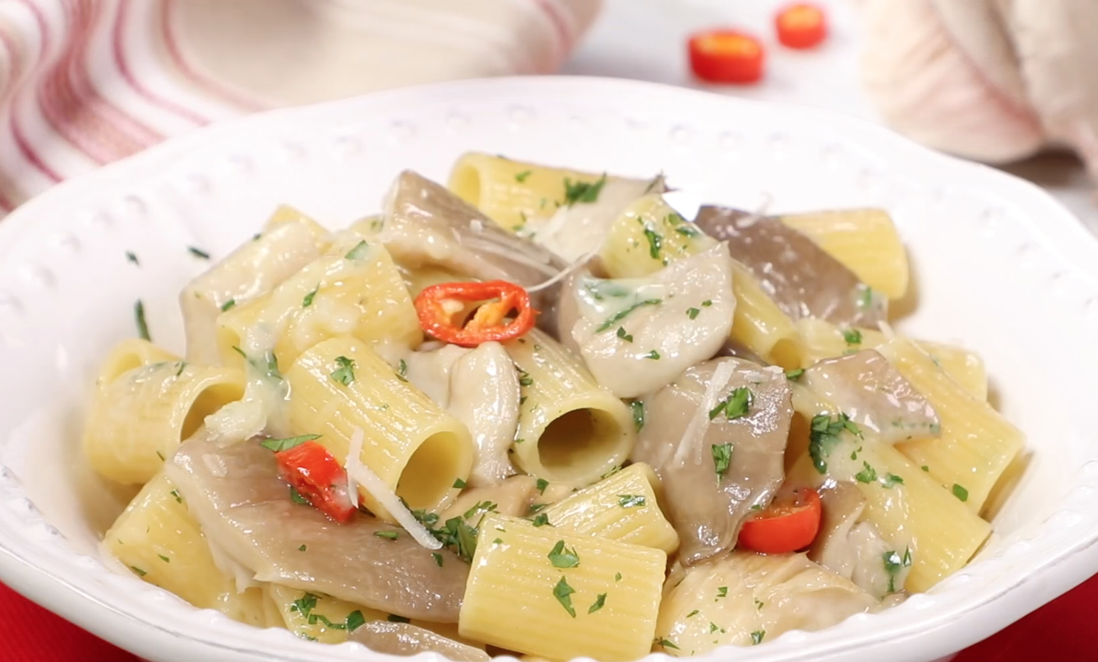 Mezze maniche alla carrettiera, funghi Pleurotus e pecorino