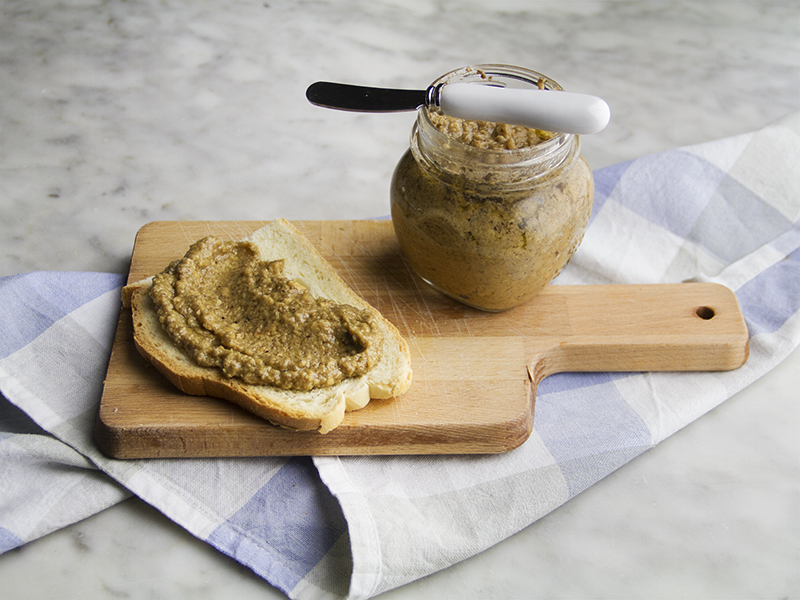 Pesto di funghi su crostoni