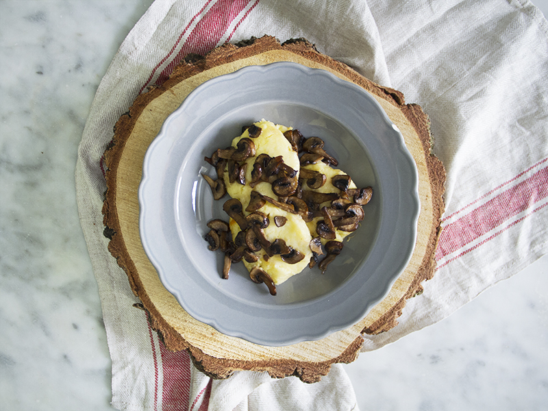 Sugo di funghi bianco con gnocchi alla romana