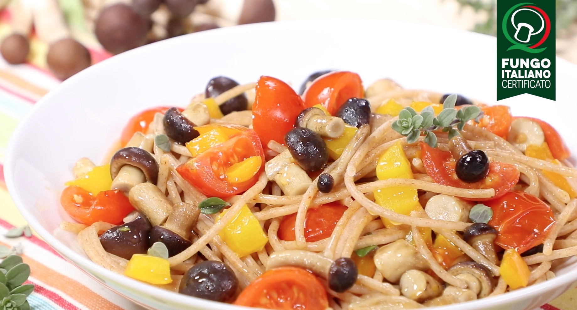 Spaghetti integrali con pomodorini, funghi Pioppini e peperoni gialli