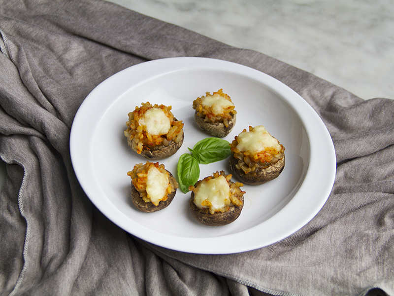 Champignon ripieni di riso al pomodoro e mozzarella filante