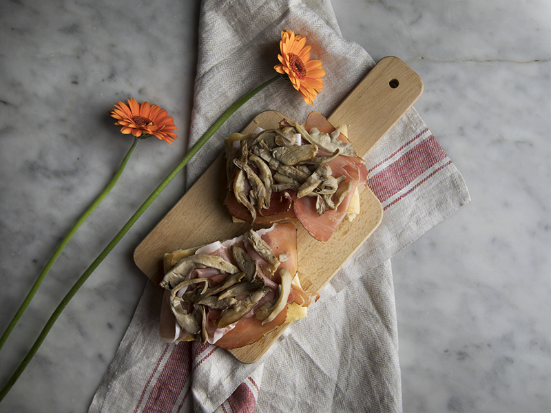 Focaccia con funghi trifolati e speck