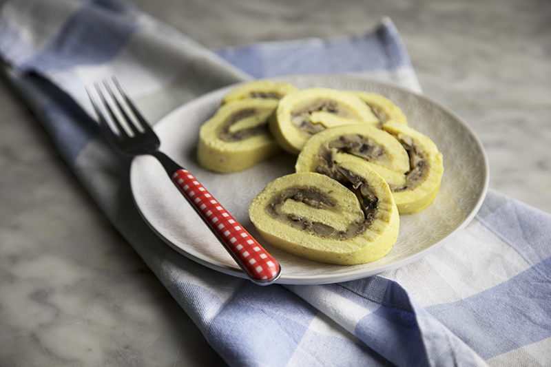 Rotolo con sugo di funghi bianco