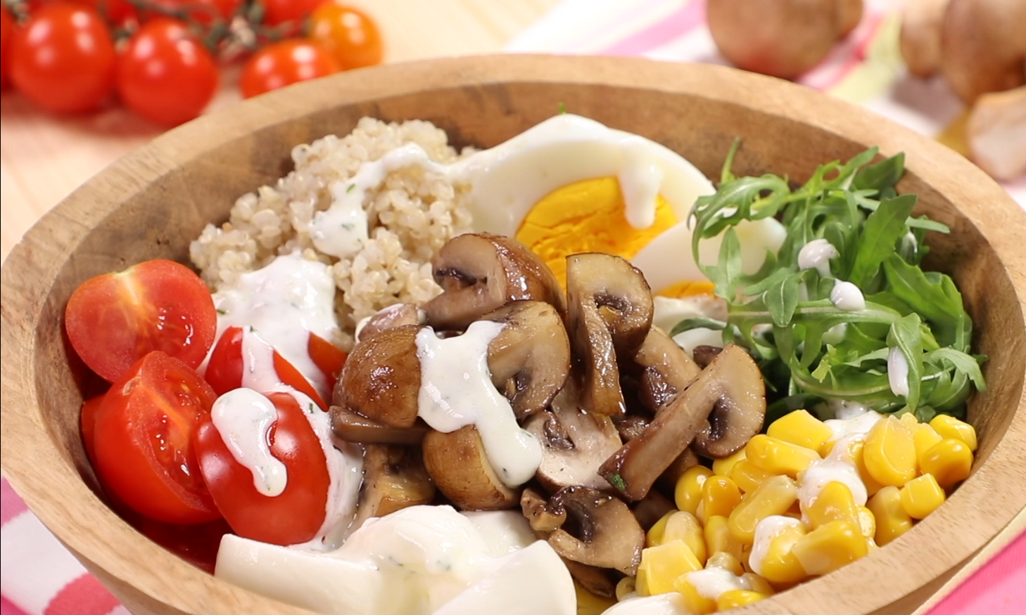 Buddha Bowl con prataiolo crema, quinoa e verdure miste