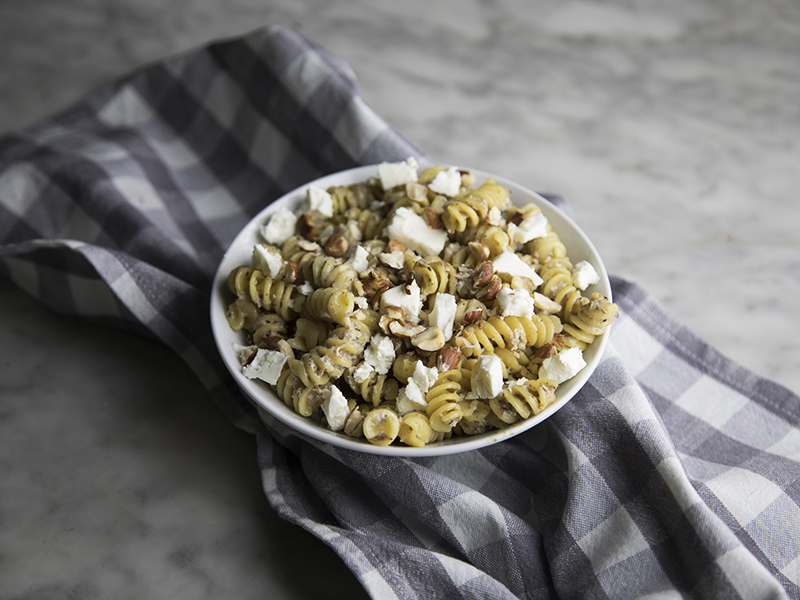 Pasta con crema di funghi, feta e nocciole