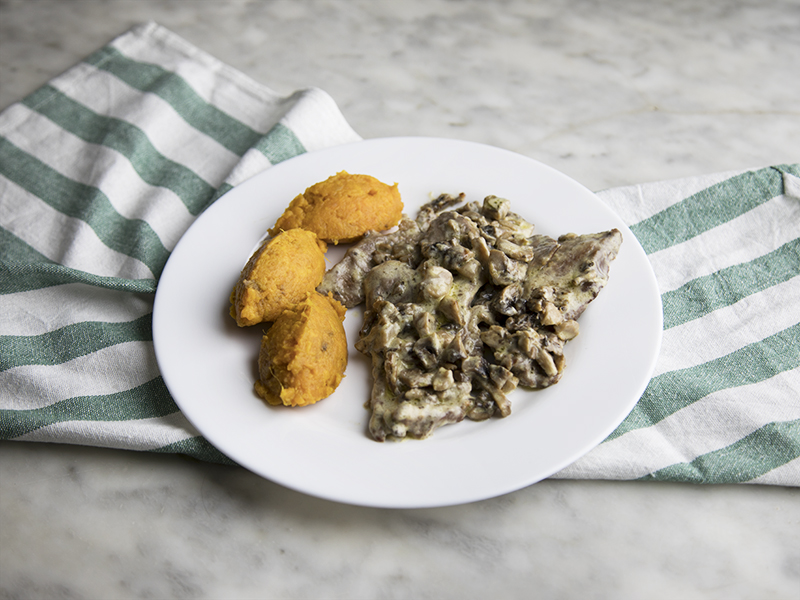 Scaloppine ai funghi e panna con purè di patate dolci