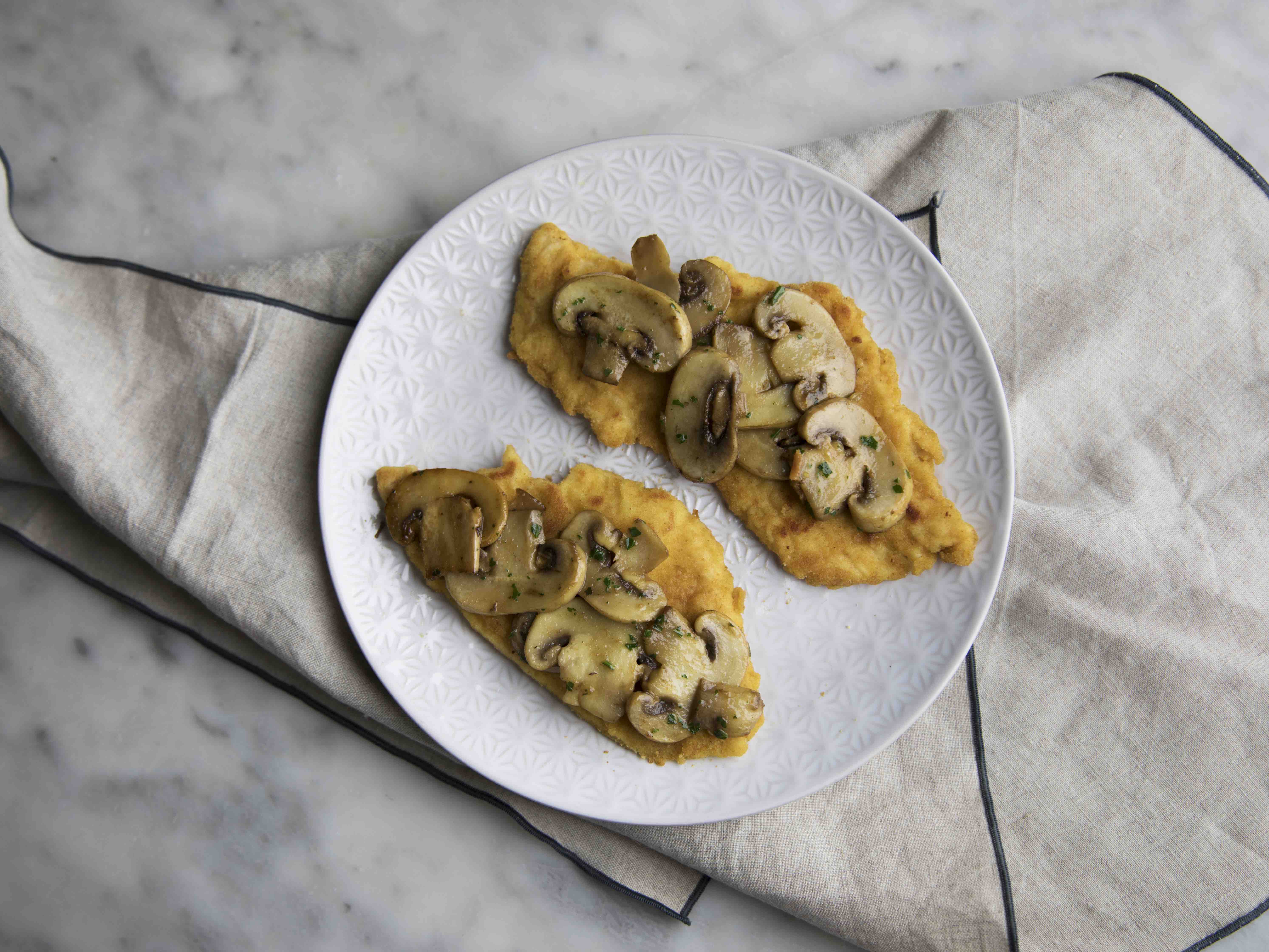 Cotolette di petto di pollo con funghi champignon