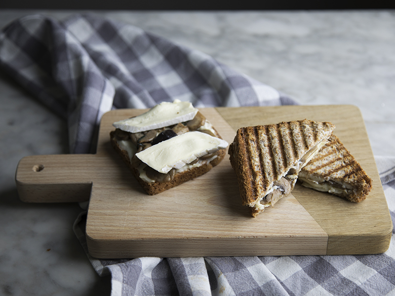 Toast di funghi arrostiti e formaggio