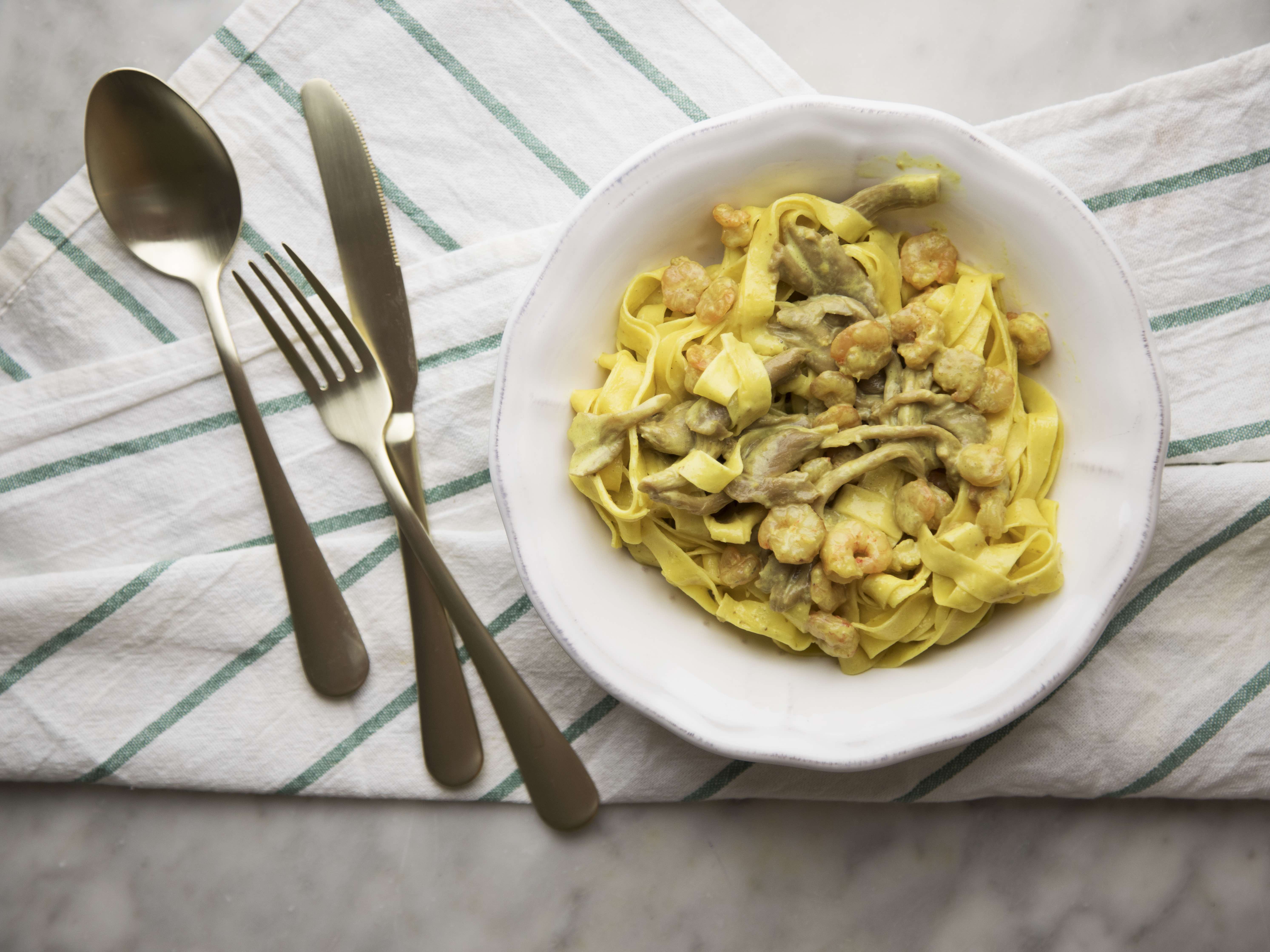 Tagliatelle ai funghi e gamberi al curry