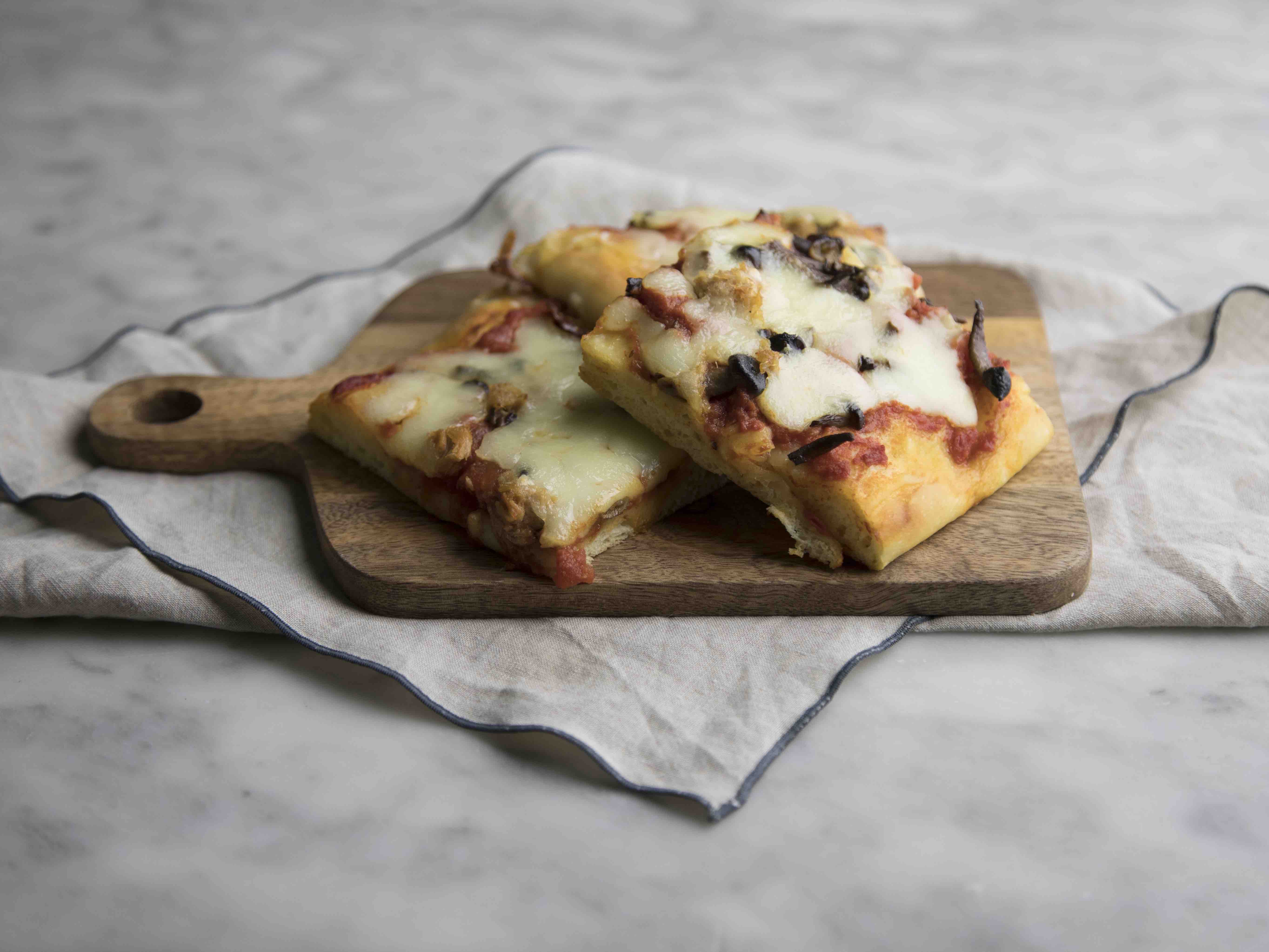 Pizza con tonno e funghi