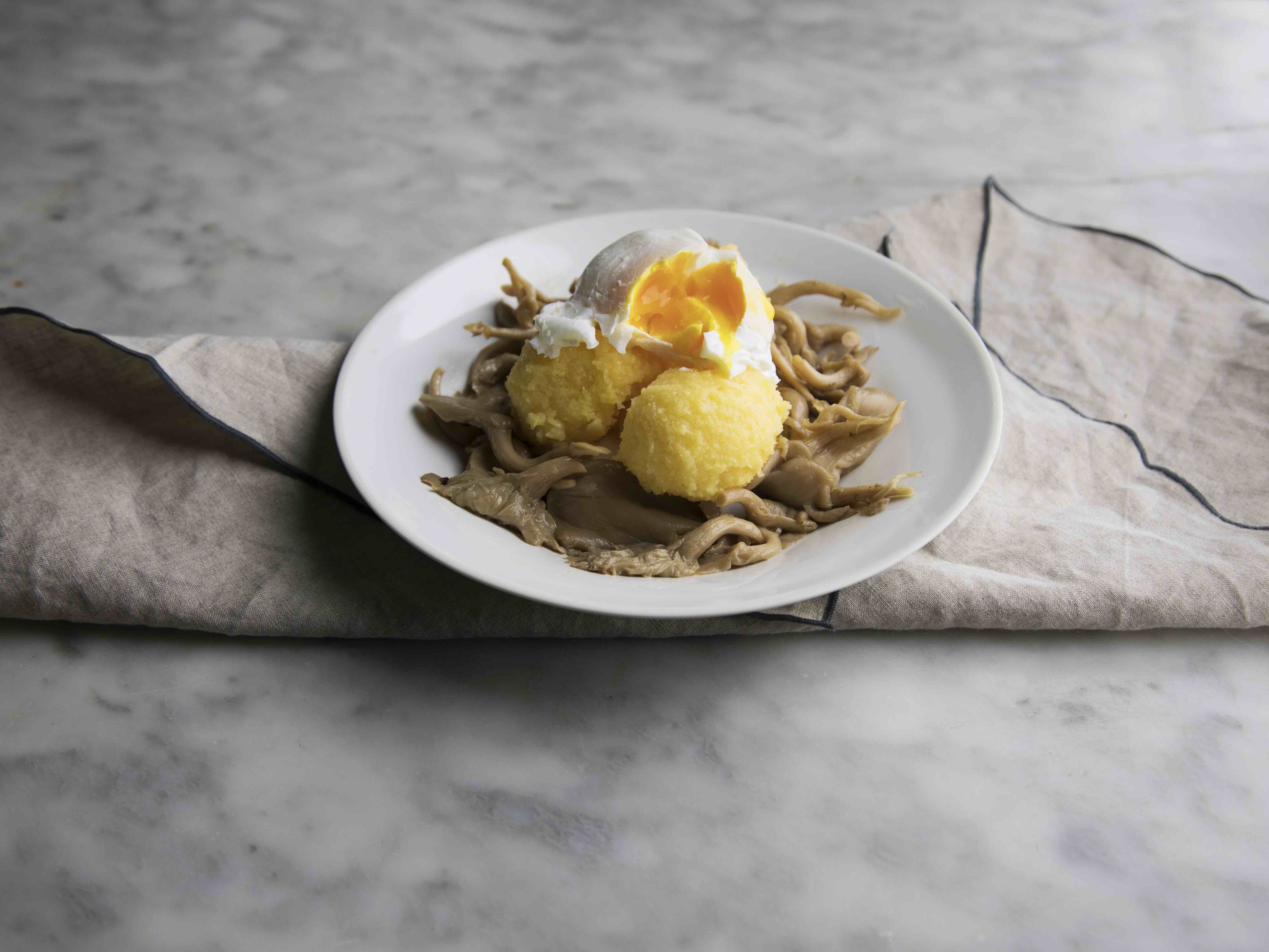 Ricetta polenta e funghi con uovo in camicia