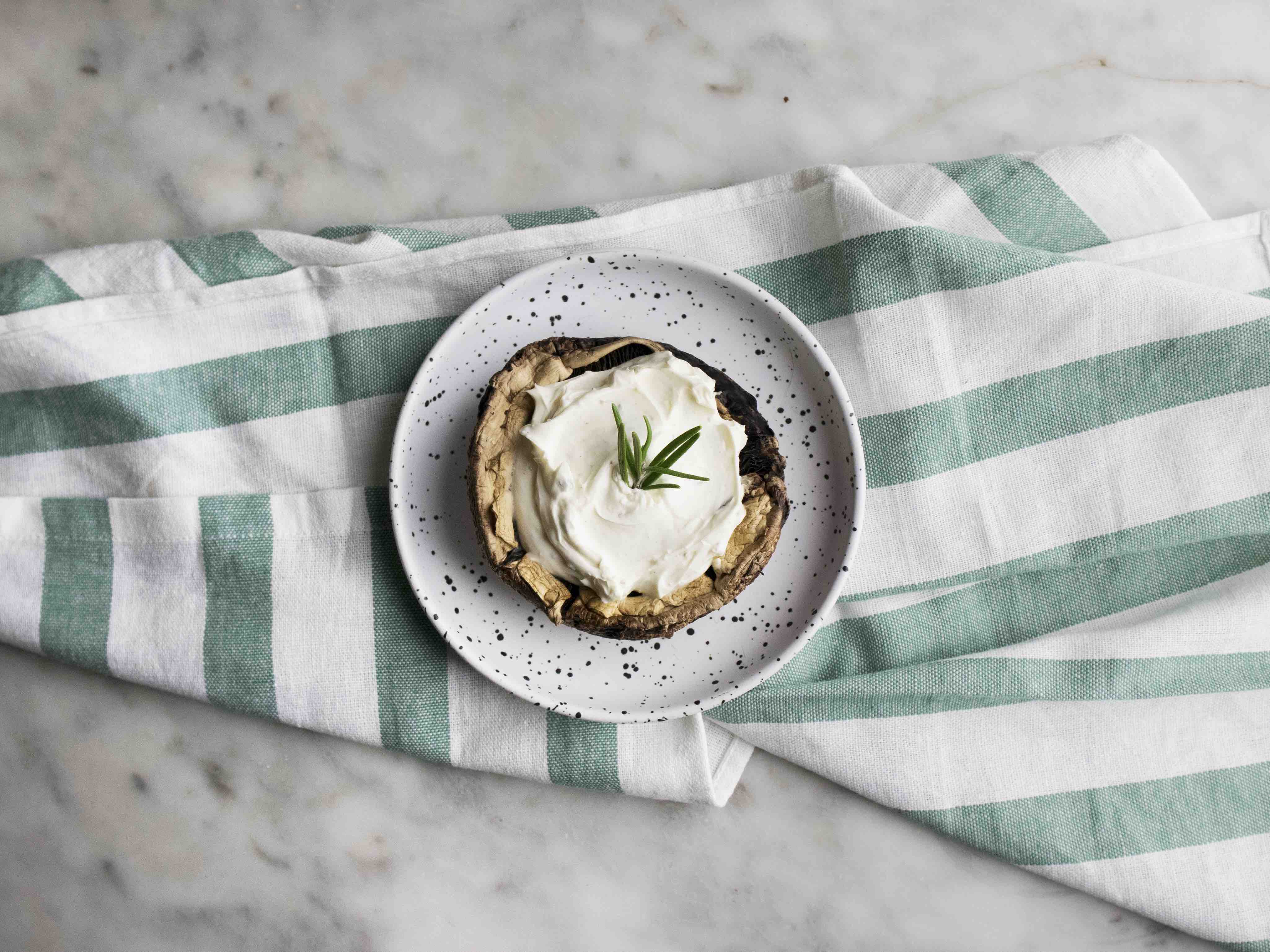 Cappelle di funghi ripiene di formaggio di capra alle erbe