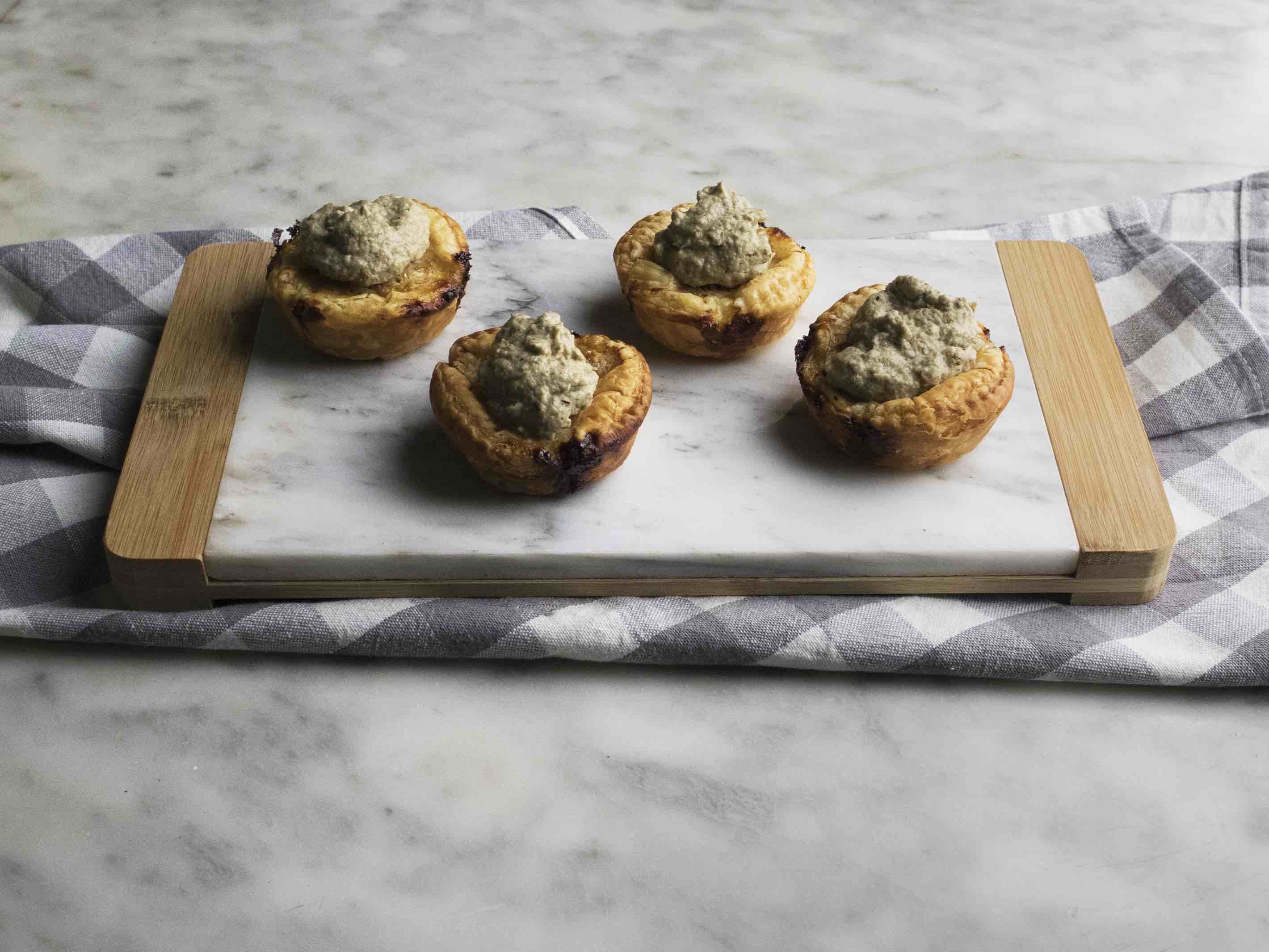 Cestini di sfoglia ripieni di carne con crema di funghi