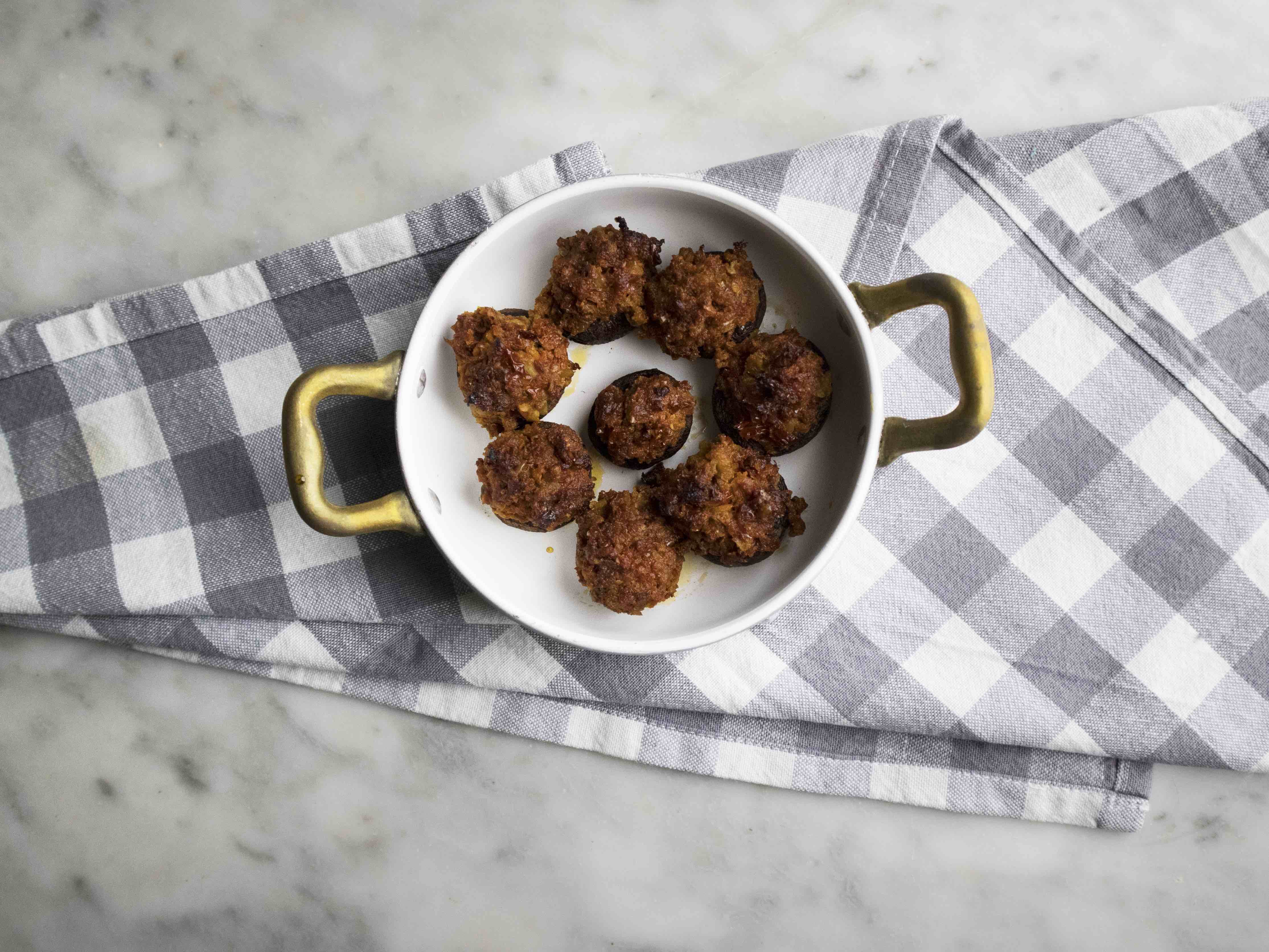 Champignon ripieni al forno con pomodori secchi e olive