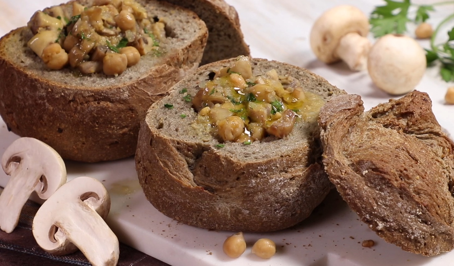 Zuppa di prataiolo bianco e ceci alle aromatiche