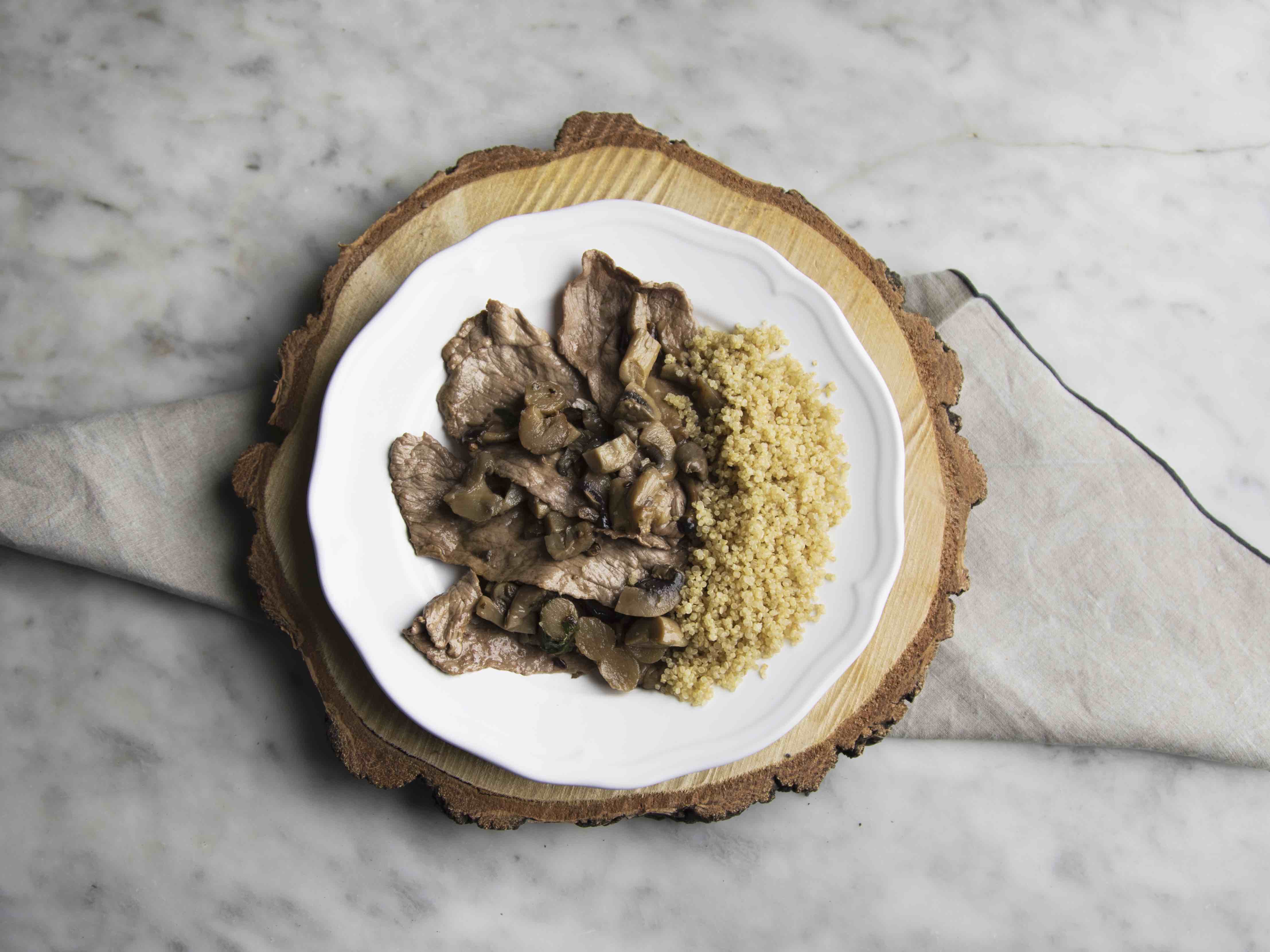 Straccetti di manzo con funghi e quinoa