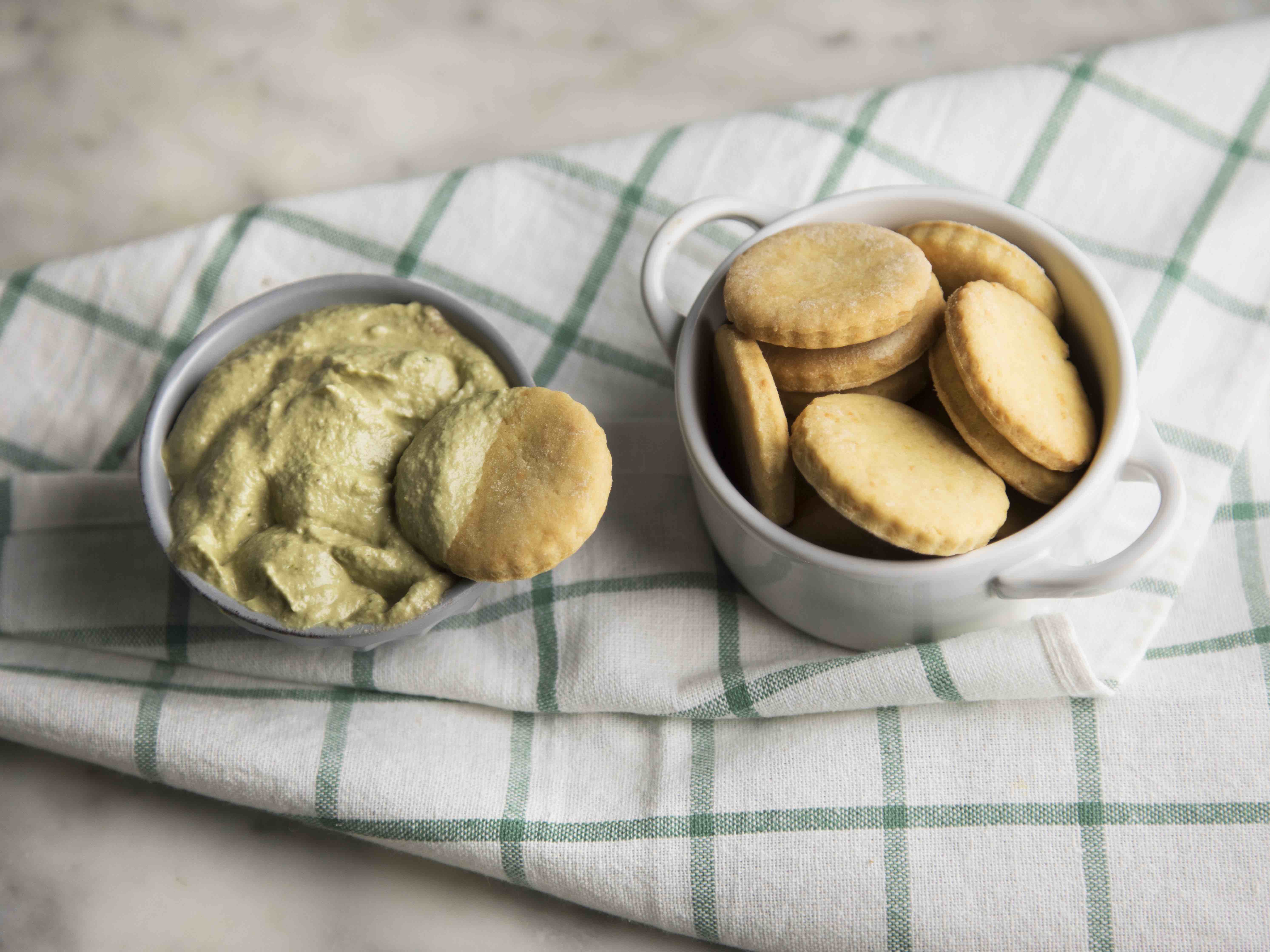 Biscotti salati con pesto vegano