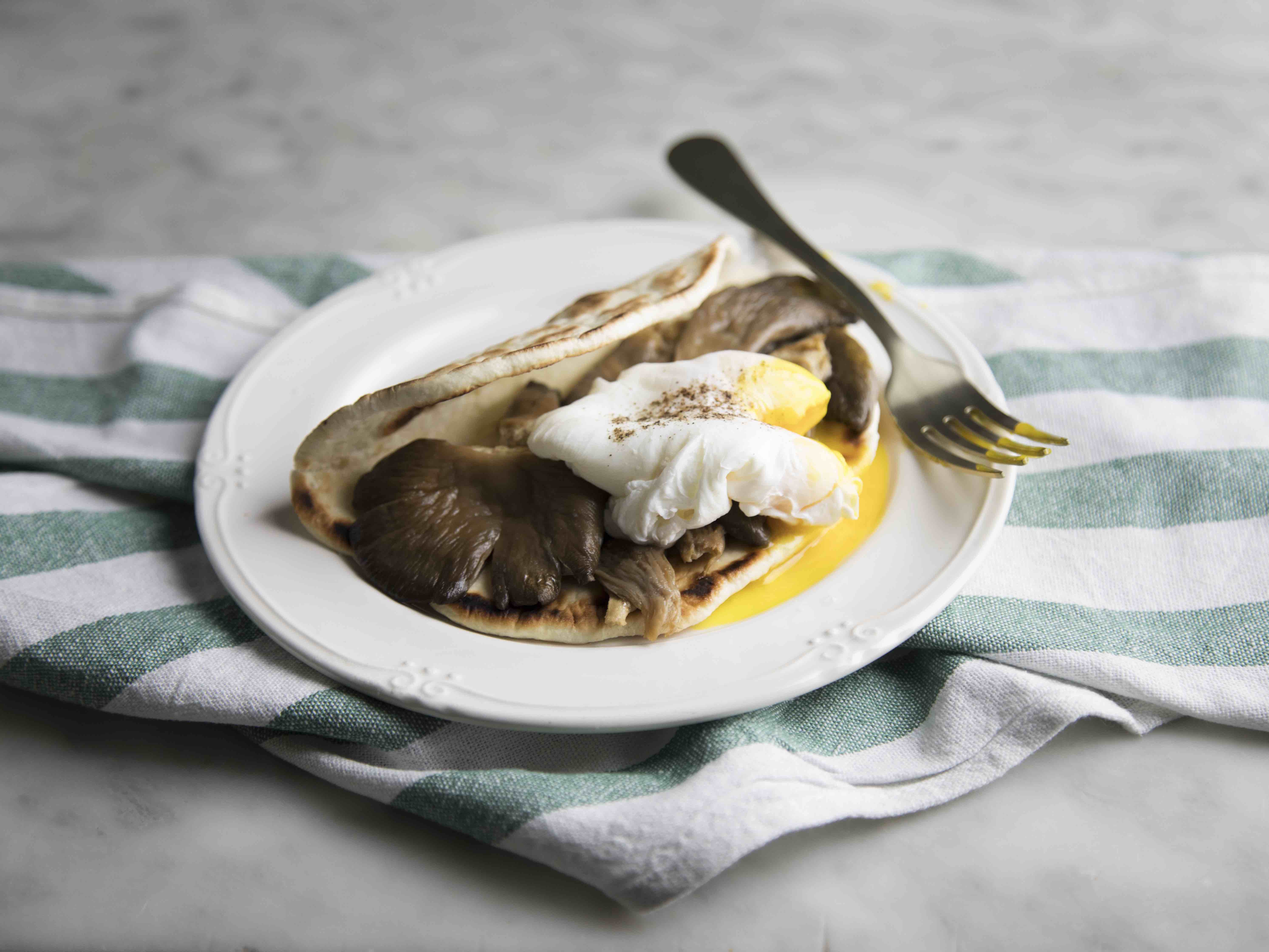 Tortillas con funghi arrostiti e uovo in camicia