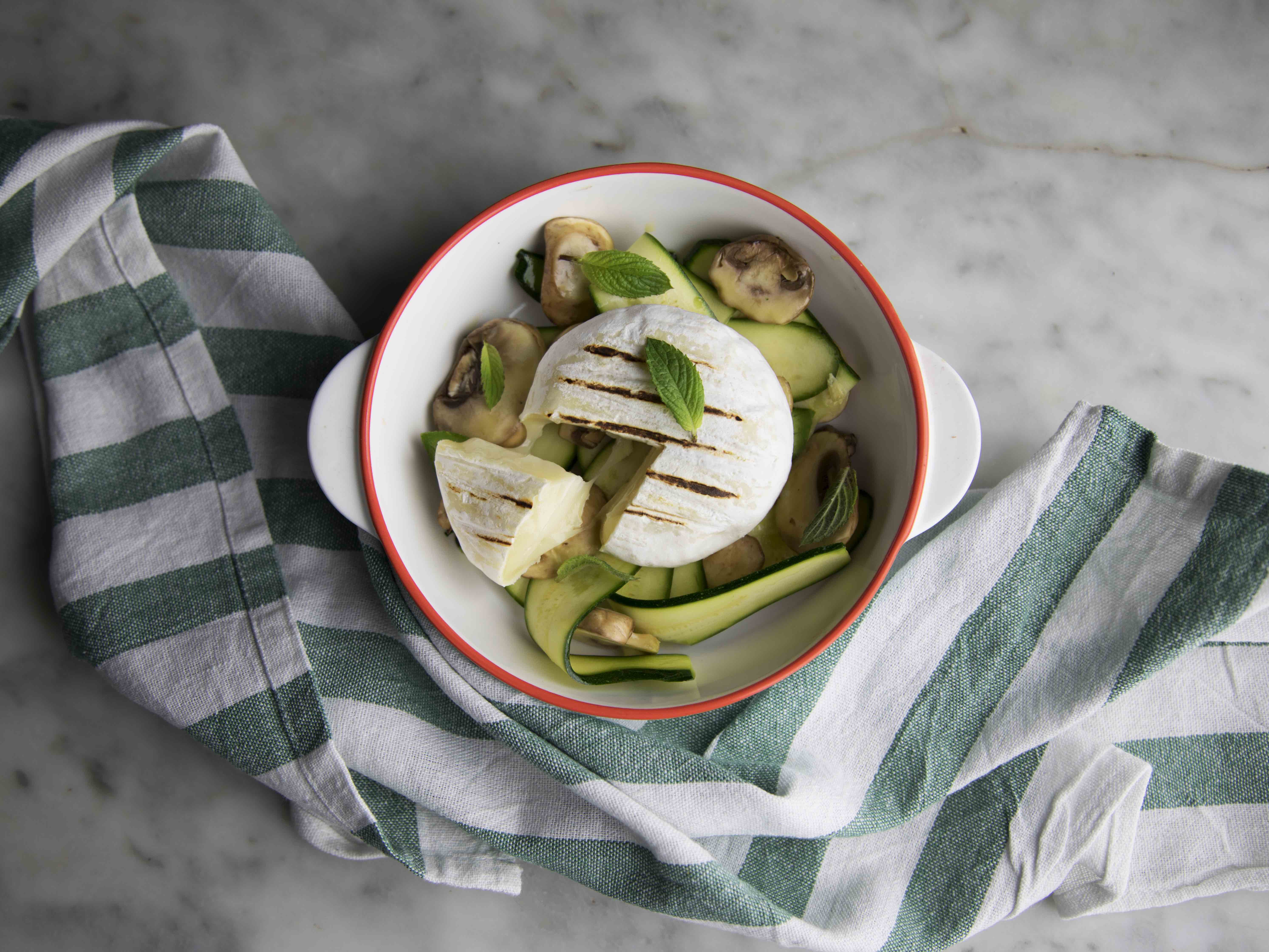 Insalata di champignon e zucchine con tomino grigliato