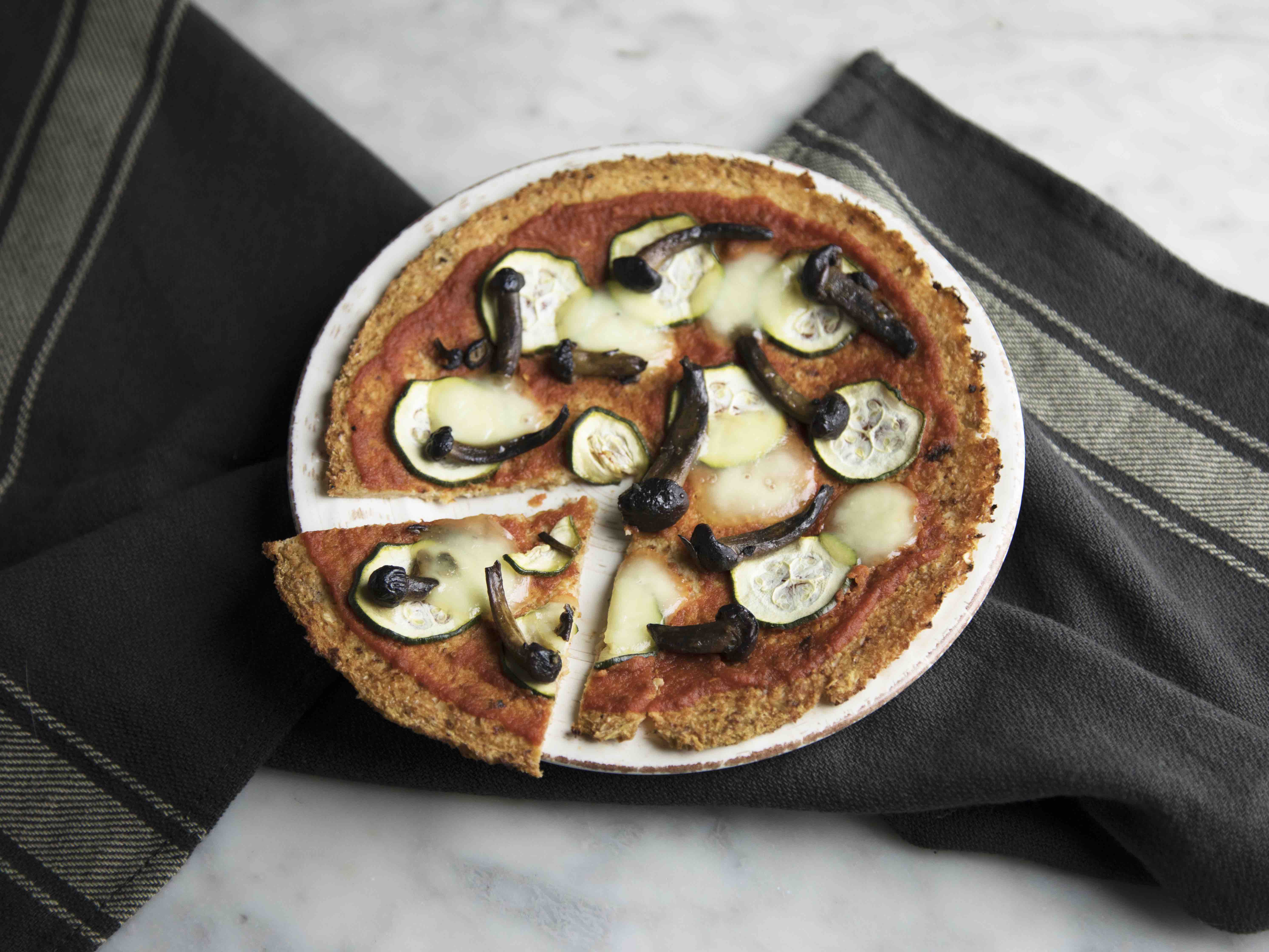 Pizza di cavolfiore con funghi e zucchine