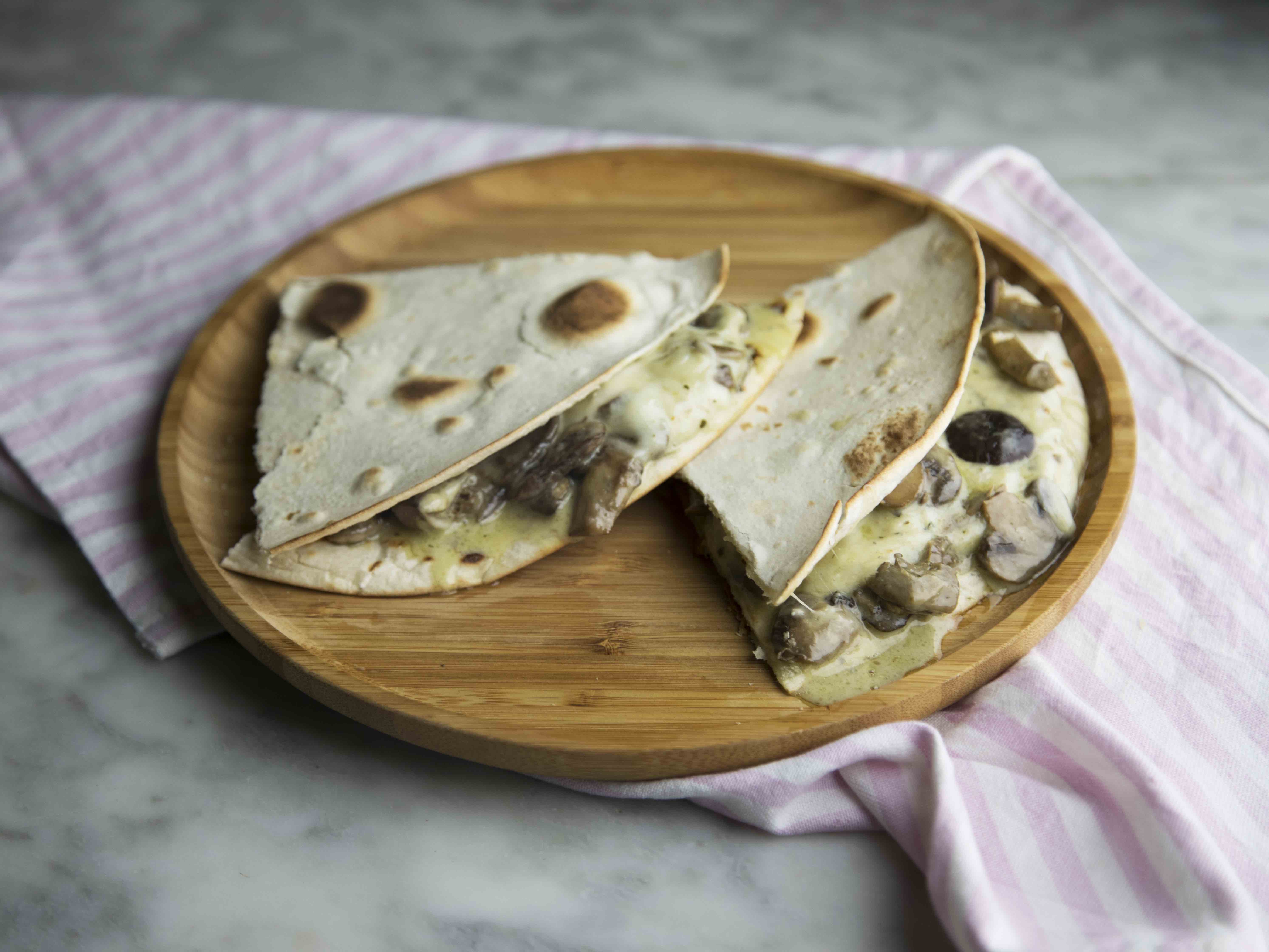 Piadine ripiene di funghi trifolati ai 4 formaggi