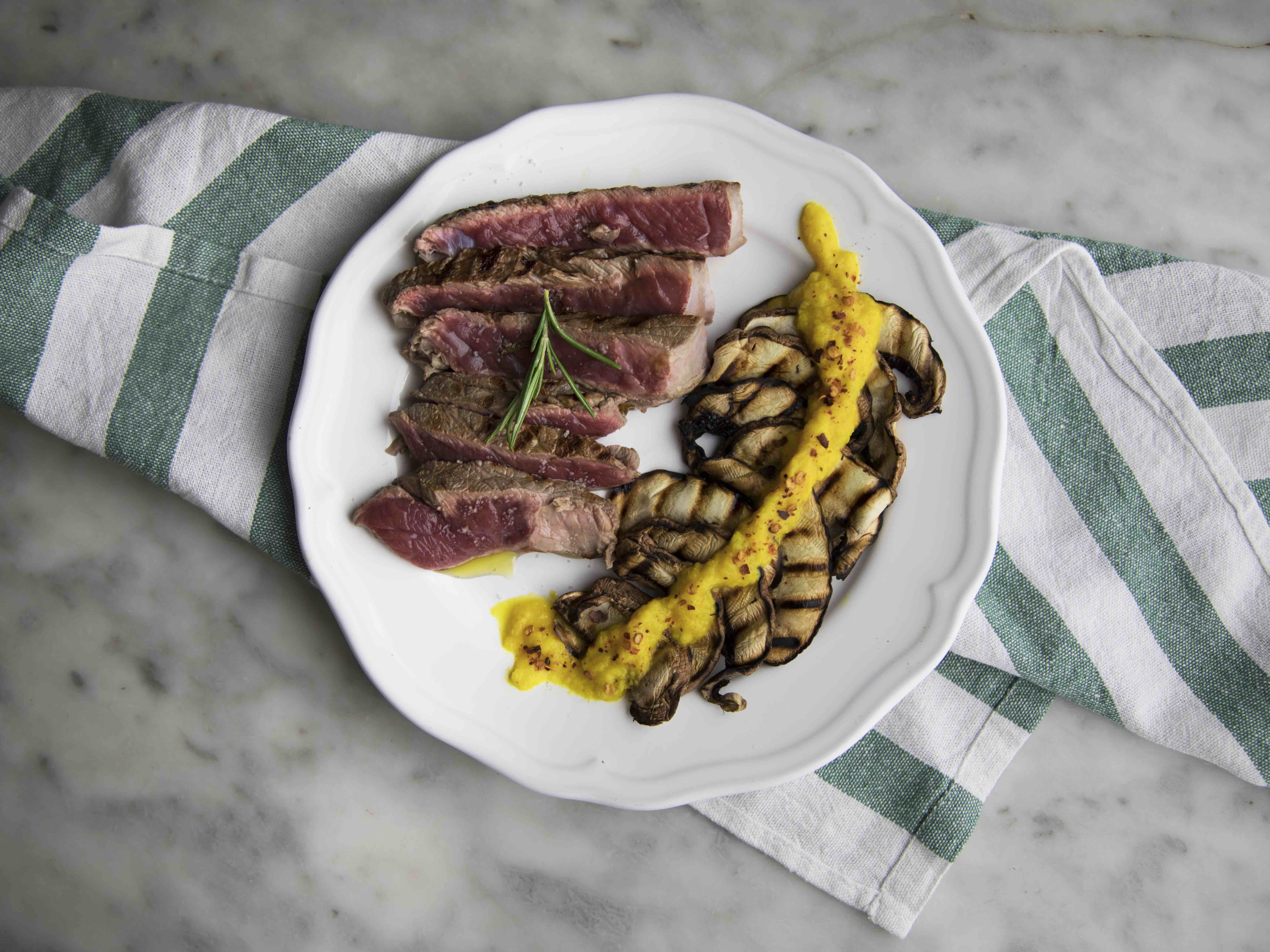 Tagliata ai funghi grigliati con salsa piccante ai peperoni gialli