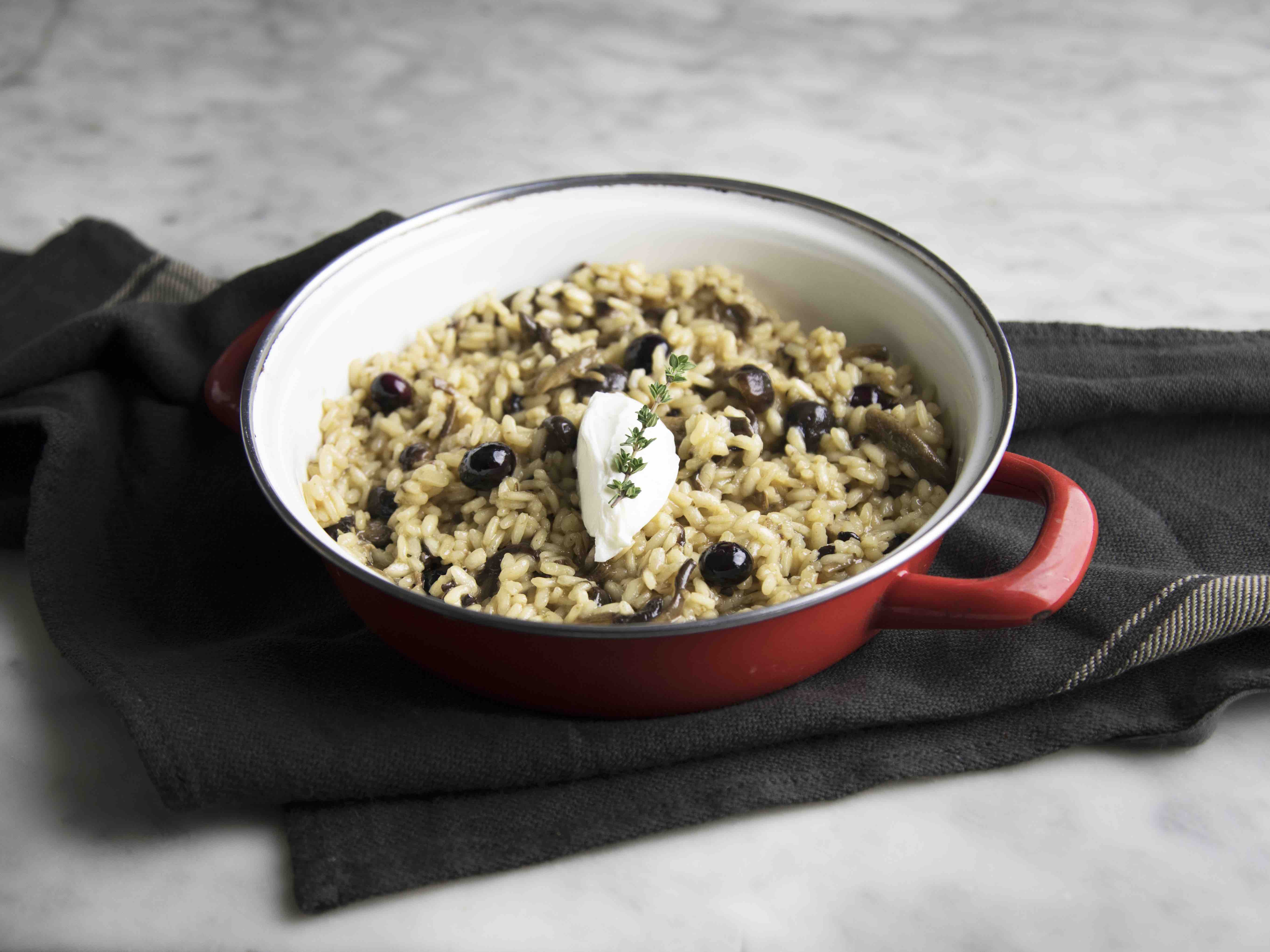 Risotto ai funghi con mirtilli e panna acida