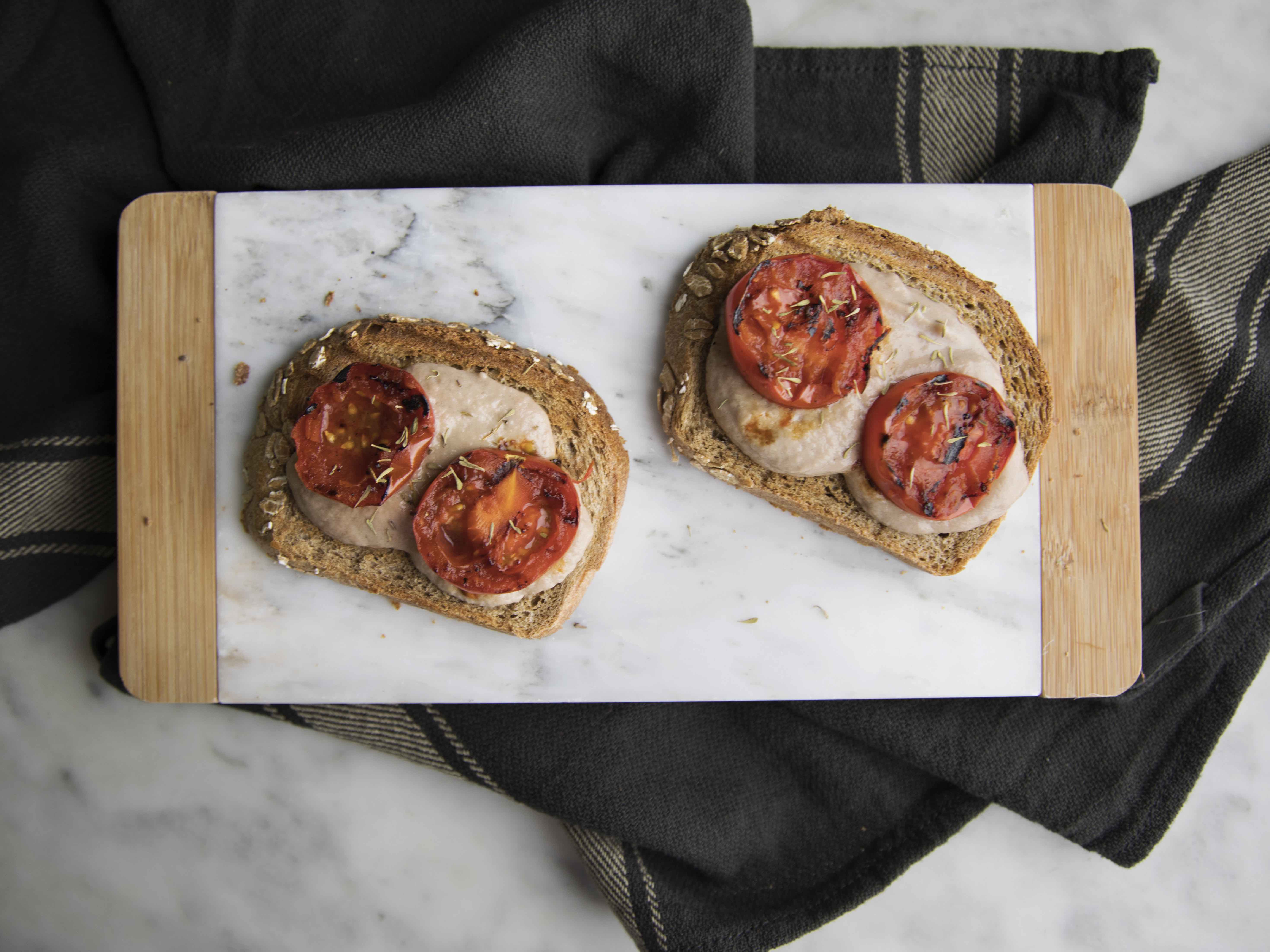 Mousse di funghi champignon crudi su pane tostato e pomodori grigliati