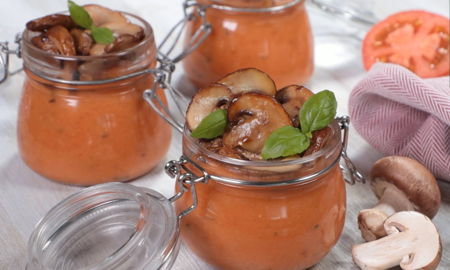 Bicchierini di pappa al pomodoro e funghi trifolati