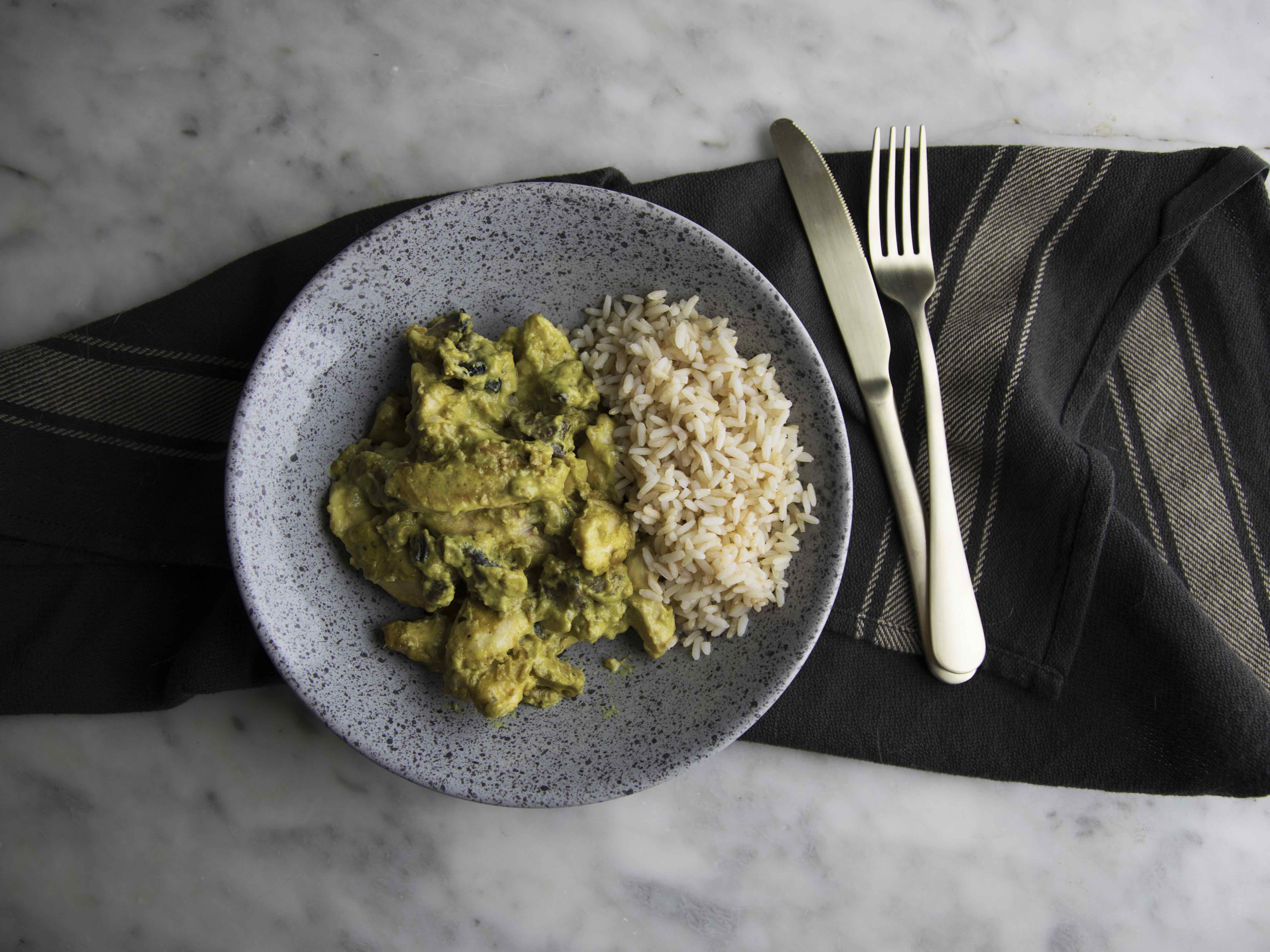 Pollo con funghi al curry e riso basmati