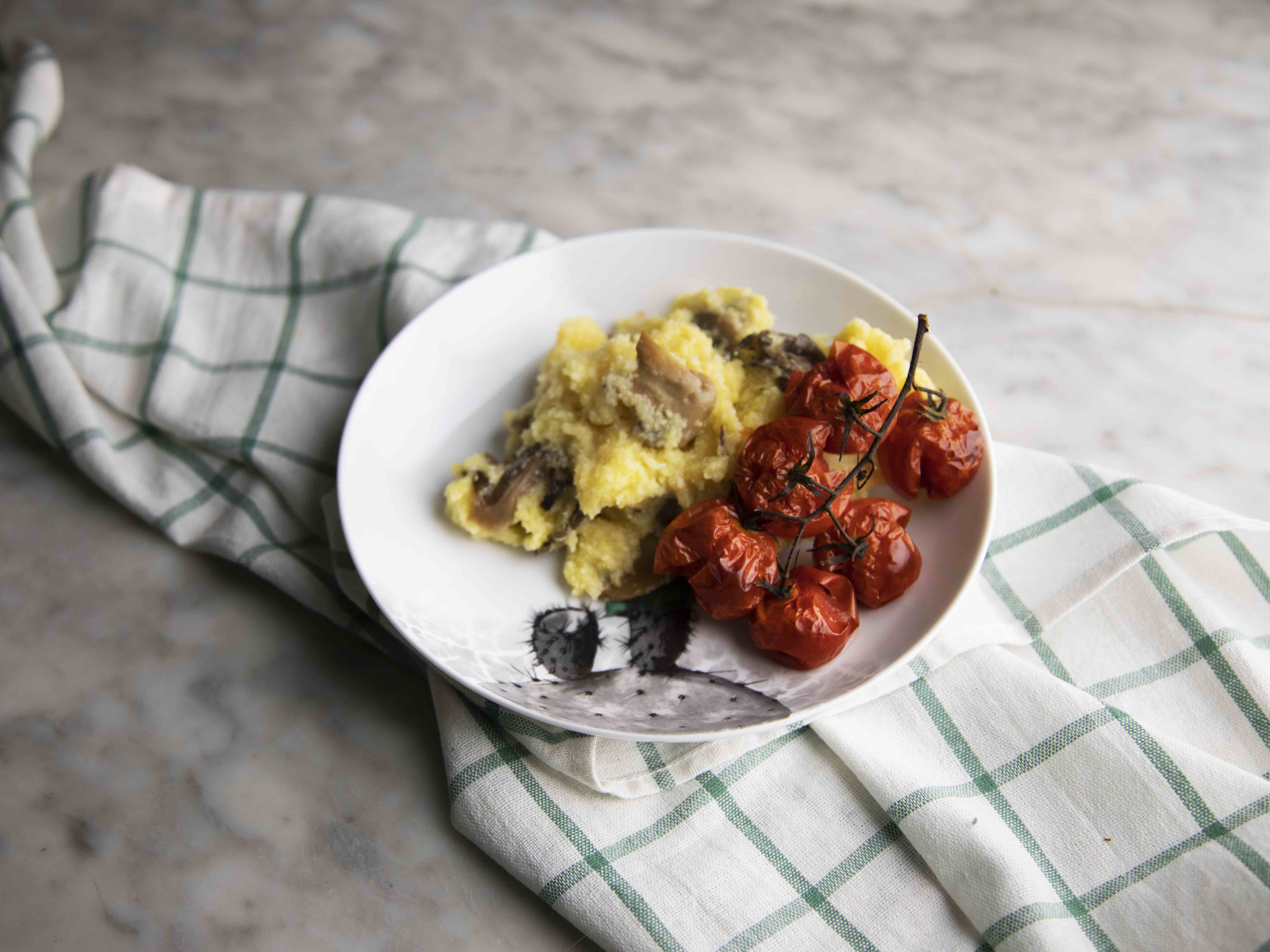 Polenta e funghi con pomodori arrostiti